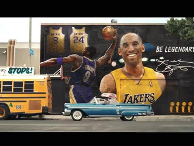 曼巴门徒！布克在NBA官方短片中深情望着科比壁画