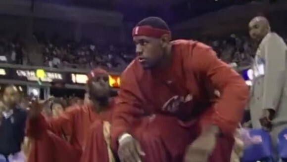 时间过的好快！18年前的今天，18岁的勒布朗在NBA首秀砍25分