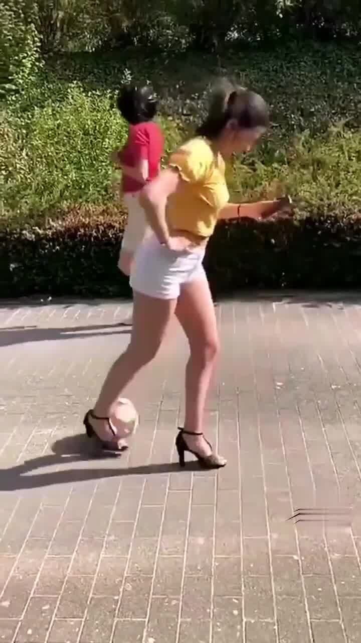 美女这球感在国内能踢得上主力吗？