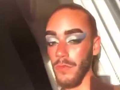 浓妆艳抹！明格萨妩媚搔首弄姿自拍