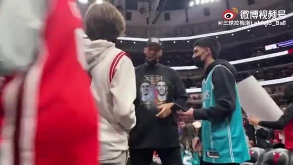 球爹的人气不输场上俩儿子！儿子们的粉丝排队找球爹合影