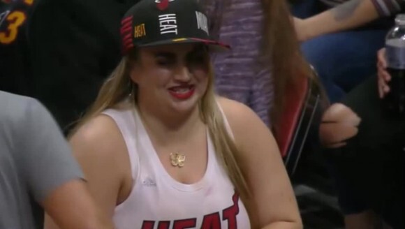 人间大炮！猛龙巴恩斯飞扣完直扑向壮硕巨乳女球迷怀中