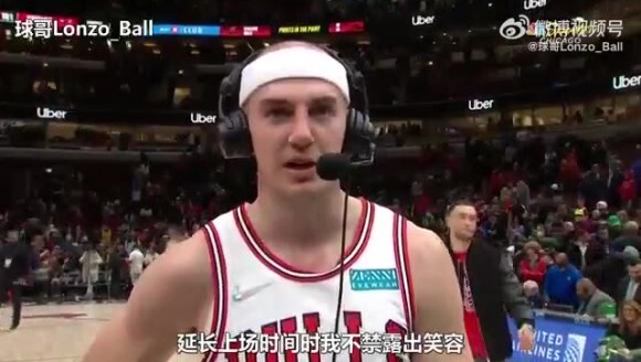 就挺秃然的！卡鲁索场边采访 拉文和TT突袭顺走发带