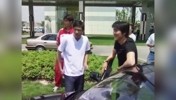 当年李明落选韩日世界杯大名单，队友们一起送他离开！