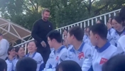 上海七宝中学的孩子见到贝克汉姆的反应！小卡片是认真的吗😂